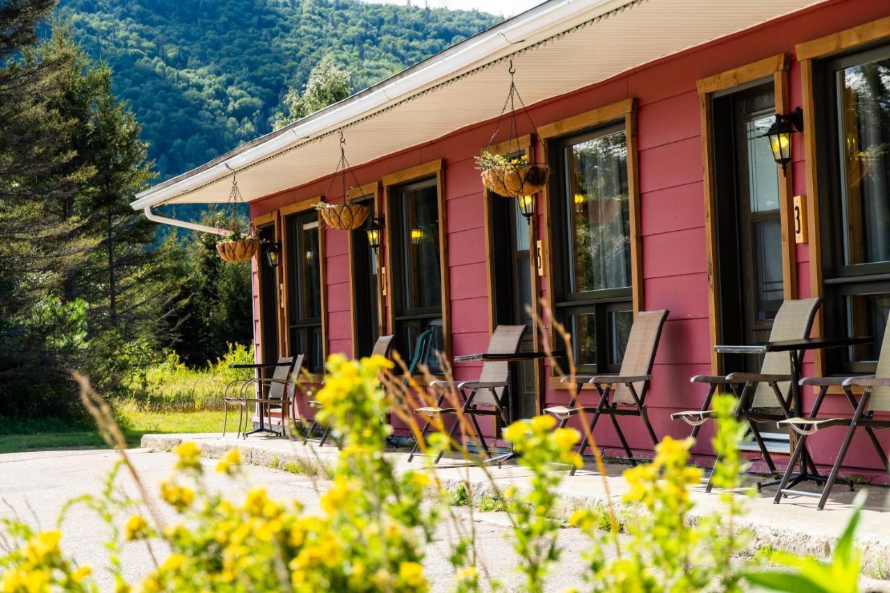 Auberge De Jeunesse Le Camp De Base LʼAnse-Saint-Jean Eksteriør billede