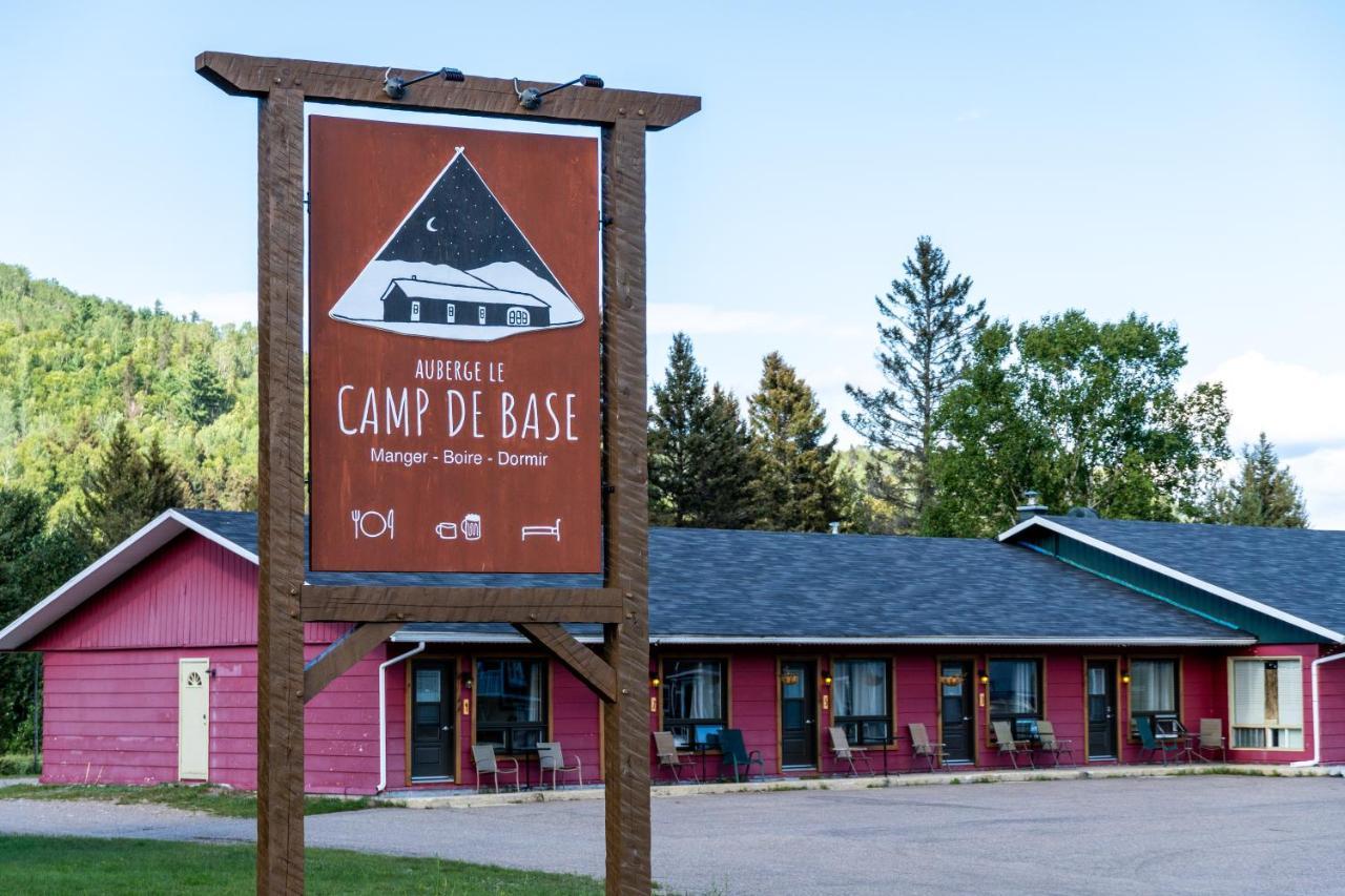 Auberge De Jeunesse Le Camp De Base LʼAnse-Saint-Jean Eksteriør billede