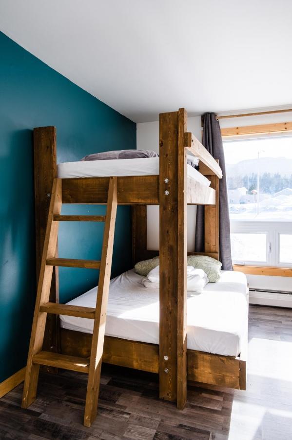Auberge De Jeunesse Le Camp De Base LʼAnse-Saint-Jean Eksteriør billede