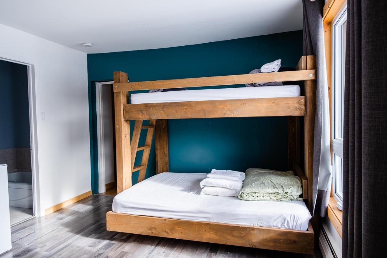 Auberge De Jeunesse Le Camp De Base LʼAnse-Saint-Jean Eksteriør billede